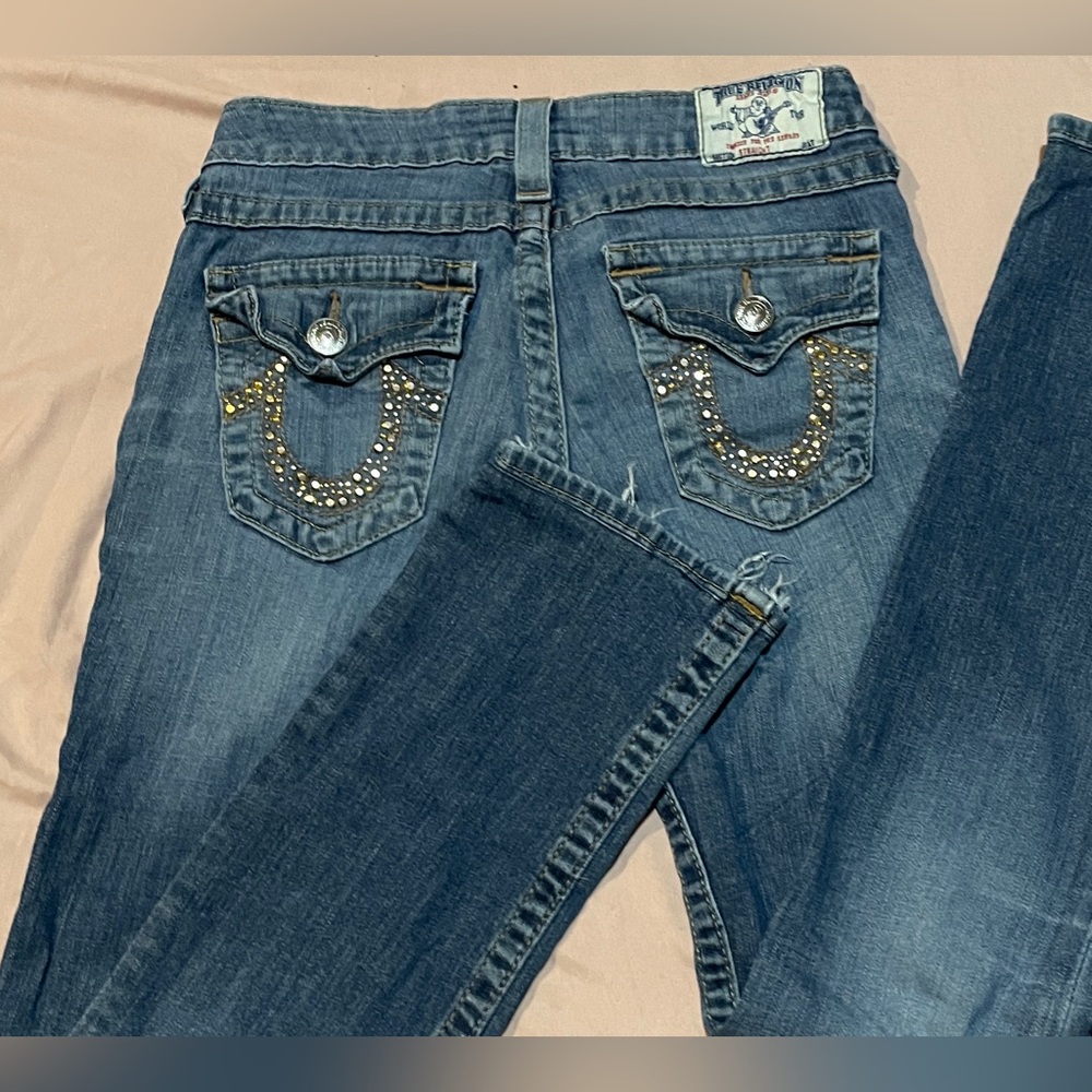 These are low waisted jeans with white stitching